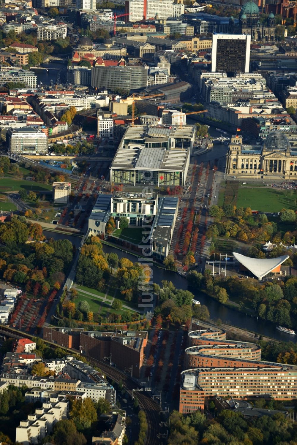 Berlin aus der Vogelperspektive: Bundeskanzleramt zwischen Spree und Tiergarten am Spreebogens des Berliner Regierungsviertel im Zentrum der deutschen Hauptstadt Berlin