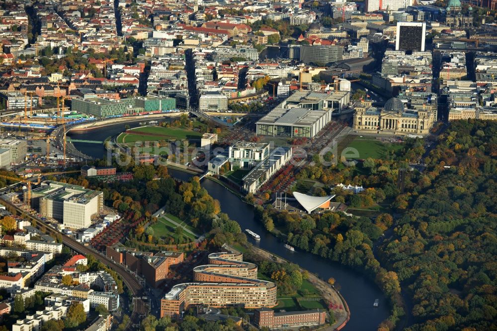 Luftbild Berlin - Bundeskanzleramt zwischen Spree und Tiergarten am Spreebogens des Berliner Regierungsviertel im Zentrum der deutschen Hauptstadt Berlin