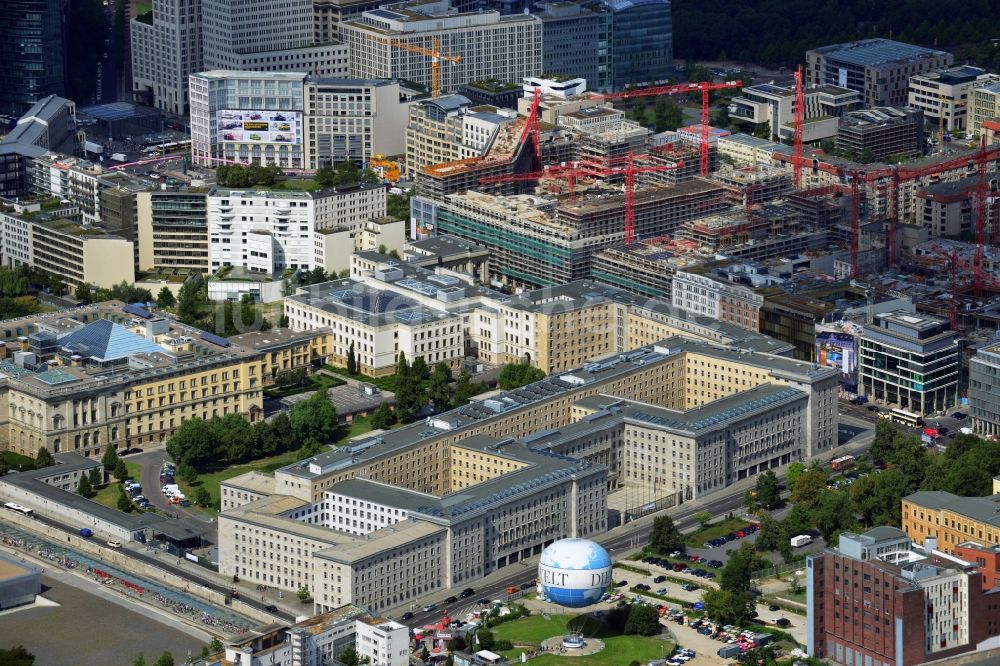 Berlin von oben - Bundesministerium der Finanzen / Finanzministerium an der Wilhelmstraße in Berlin - Mitte