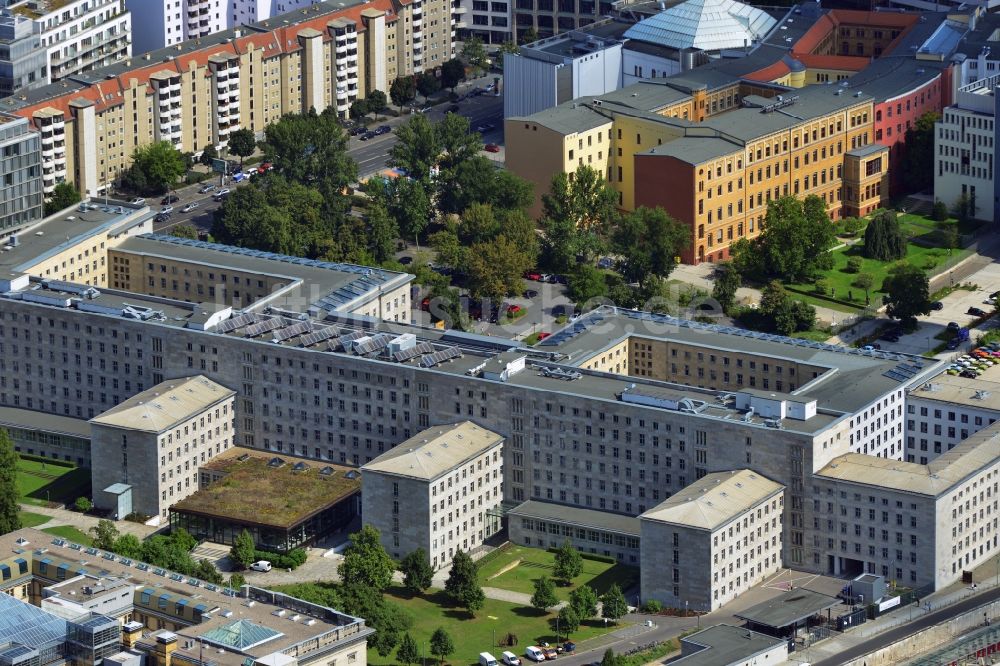 Berlin von oben - Bundesministerium der Finanzen / Finanzministerium an der Wilhelmstraße in Berlin - Mitte