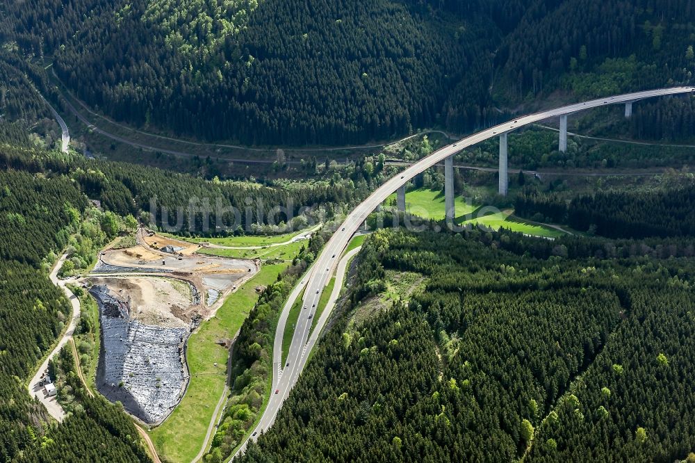 Titisee-Neustadt von oben - Bundesstrasse - Brückenbauwerk der B31 in Titisee-Neustadt im Bundesland Baden-Württemberg, Deutschland