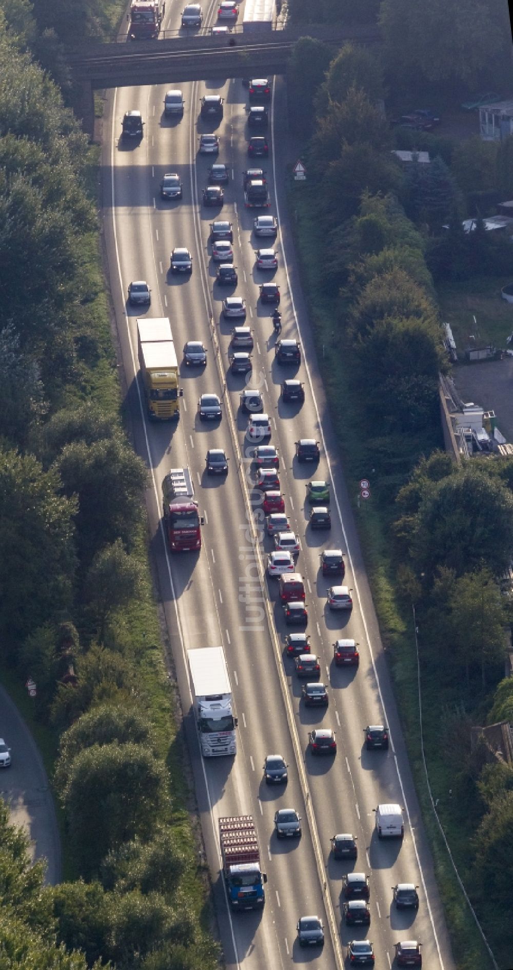 Luftaufnahme Gelsenkirchen - Bundesstraße auf dem Stadtgebiet Gladbeck bei Gelsenkirchen im Ruhrgebiet in Nordrhein-Westfalen