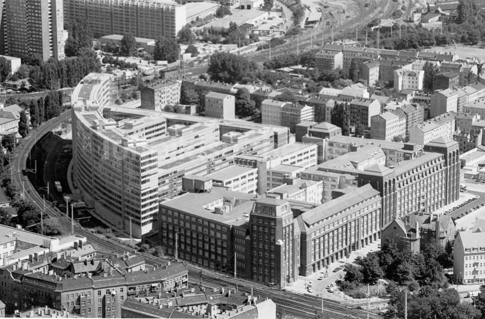 Berlin Ostkreuz aus der Vogelperspektive: 09..08.1995 Bundesversicherungsanstalt für Angestellte am S-Bahnhof Ostkreuz