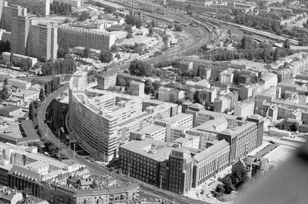 Luftbild Berlin Ostkreuz - 09..08.1995 Bundesversicherungsanstalt für Angestellte am S-Bahnhof Ostkreuz