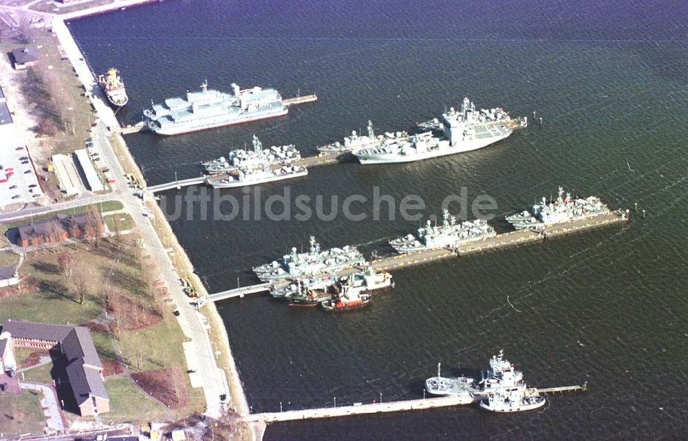 Rostock /Mecklenburg-Vorpommern von oben - Bundeswehrflottenstützpunkt im Hafenbereich in Rostock.