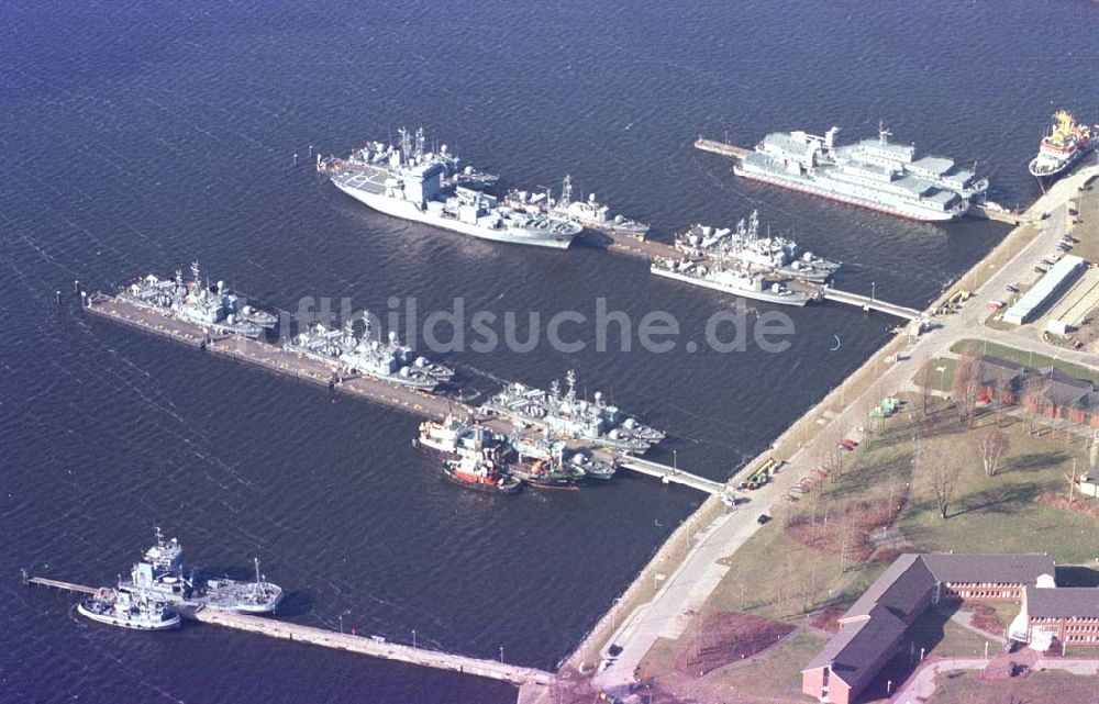 Rostock /Mecklenburg-Vorpommern aus der Vogelperspektive: Bundeswehrflottenstützpunkt im Hafenbereich in Rostock.