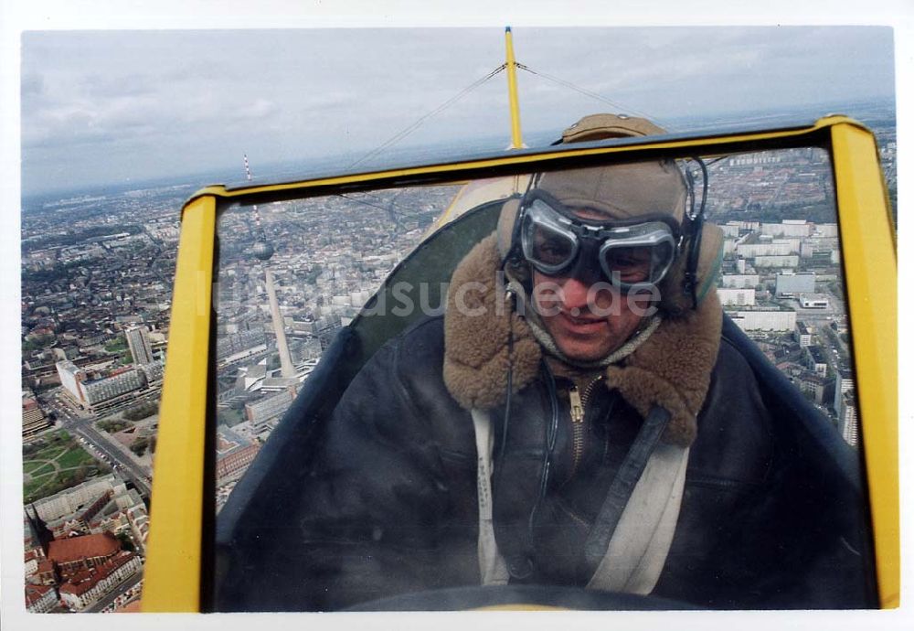 Luftaufnahme Berlin - Bundeswehrpilot Klaus Plasa in einer Boeing Starman anläßlich der ersten ILA in Berlin-SXF über der Stadt