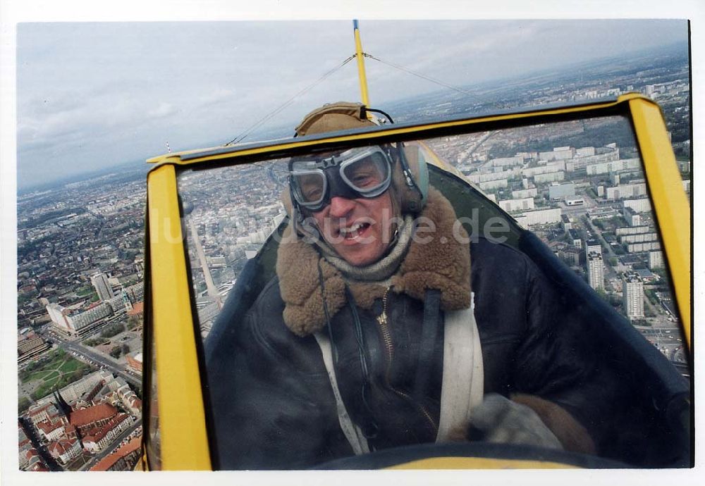 Luftaufnahme Berlin - Bundeswehrpilot Klaus Plasa in einer Boeing Starman anläßlich der ersten ILA in Berlin-SXF über der Stadt