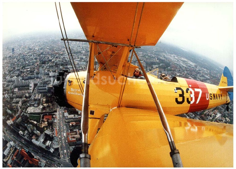 Berlin aus der Vogelperspektive: Bundeswehrpilot Klaus Plasa (hinten) mit Robert Grahn (vorn) in einer Boeing Starman anläßlich der ersten ILA in Berlin-SXF über der Stadt