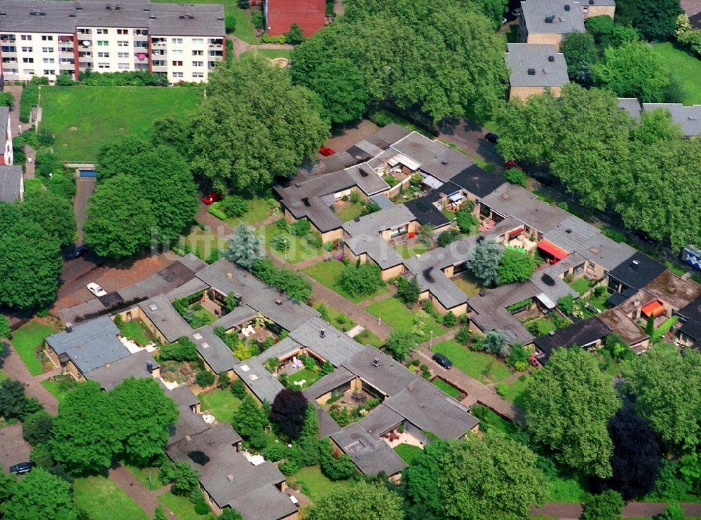 Duisburg von oben - Bungalowsiedlung an der Knappenstraße im Stadtteil Homberg in Duisburg im Bundesland Nordrhein-Westfalen