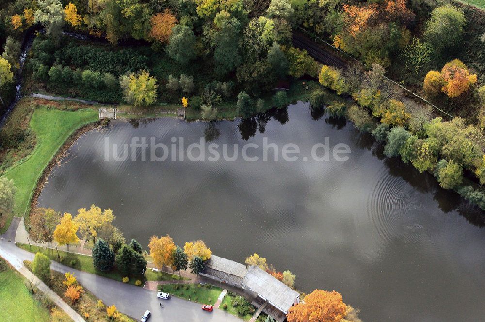 Bad Sulza von oben - Bunt gefärbte Bäume am Ufer des Emsenteich in Bad Sulza in Thüringen