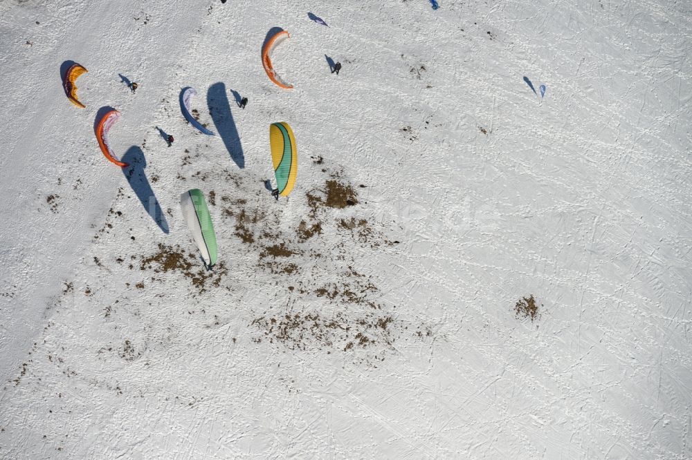 Luftaufnahme Schmiedefeld am Rennsteig - Bunte Paraglider- Flieger an einem winterlich mit Schneebedeckten Hang in Schmiedefeld am Rennsteig im Bundesland Thüringen