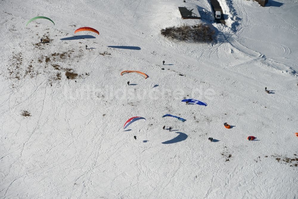 Schmiedefeld am Rennsteig aus der Vogelperspektive: Bunte Paraglider- Flieger an einem winterlich mit Schneebedeckten Hang in Schmiedefeld am Rennsteig im Bundesland Thüringen