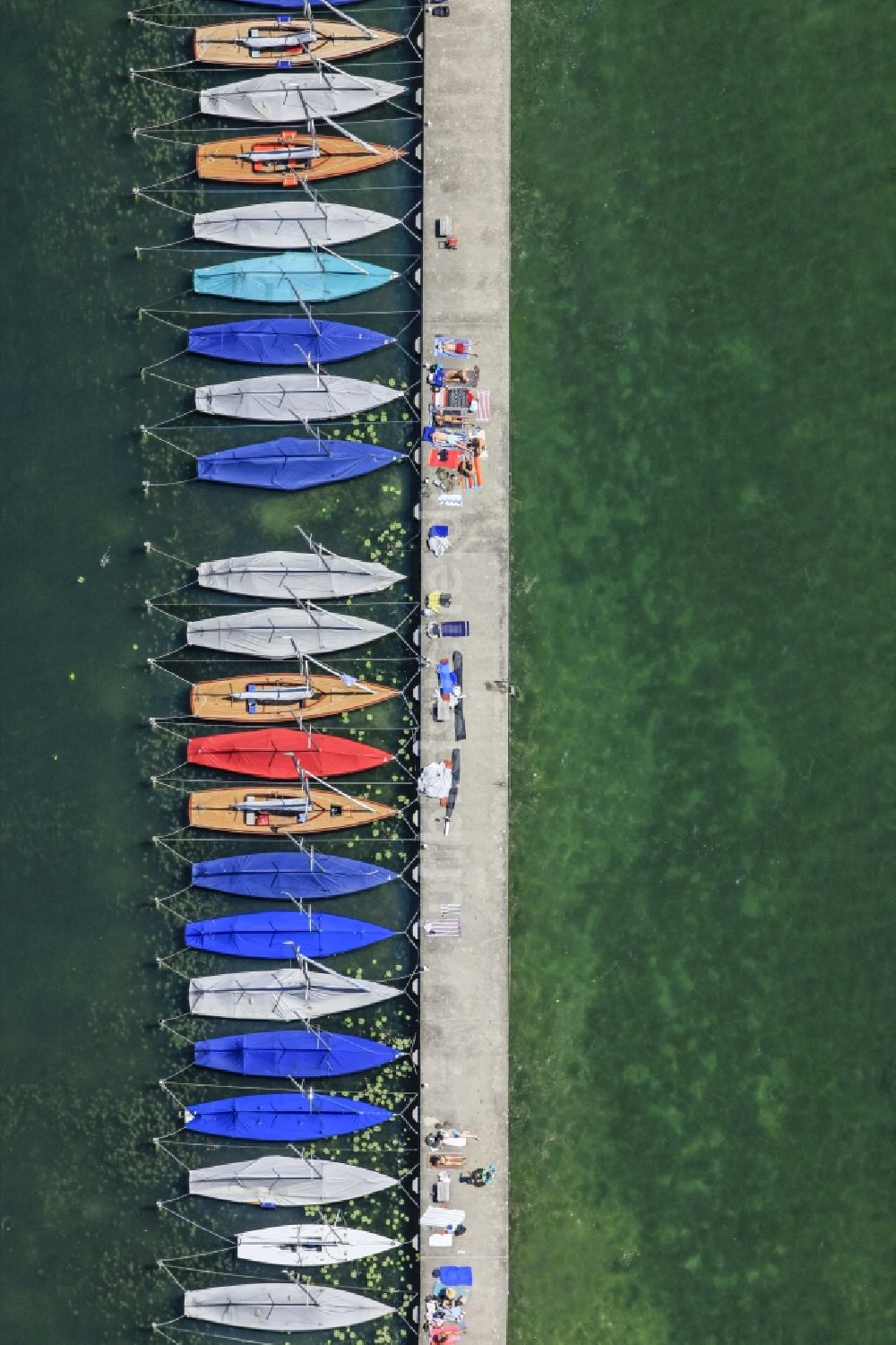 Starnberg von oben - Bunte Reihe von Segelbooten an einer Anlegestelle in Starnberg im Bundesland Bayern