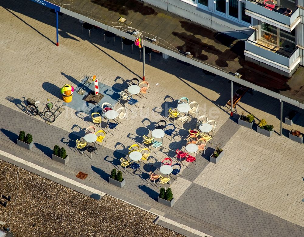 Neukirchen-Vluyn aus der Vogelperspektive: Bunte Stühle und Tische vor einem Eis- Café am Vluyner Platz in Neukirchen-Vluyn im Bundesland Nordrhein-Westfalen