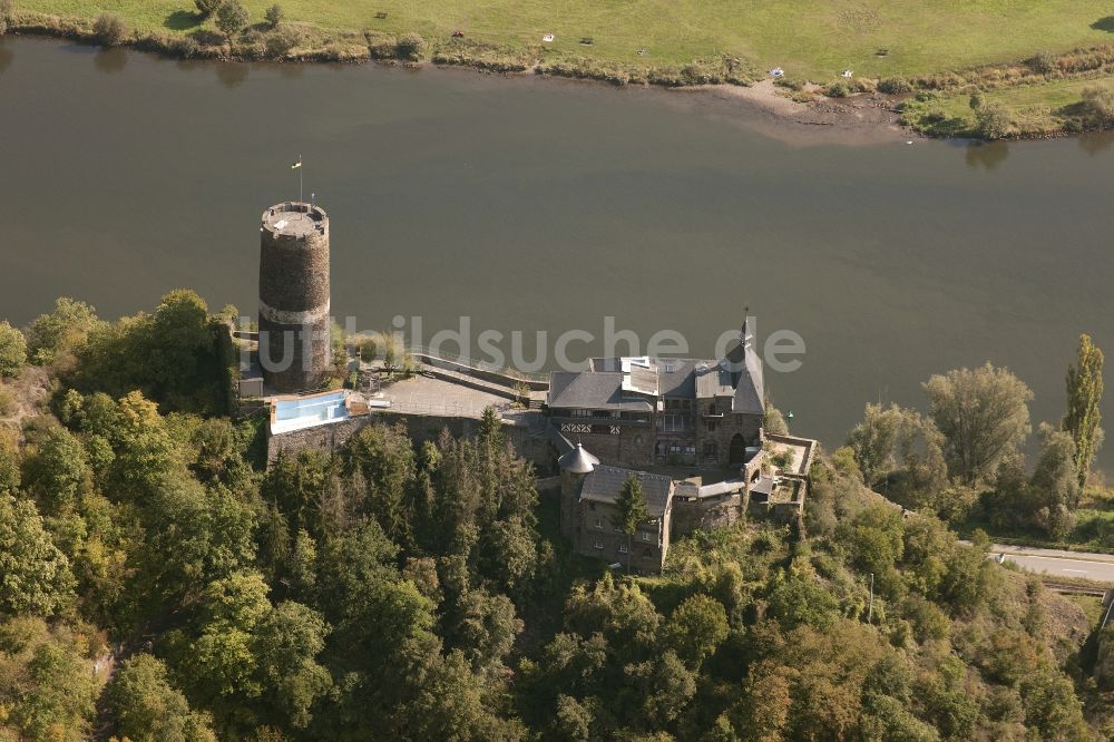 Münstermaifeld Lasserg aus der Vogelperspektive: Burg Bischofsstein am Ufer der Mosel in Münstermaifeld Lasserg im Bundesland Rheinland-Pfalz