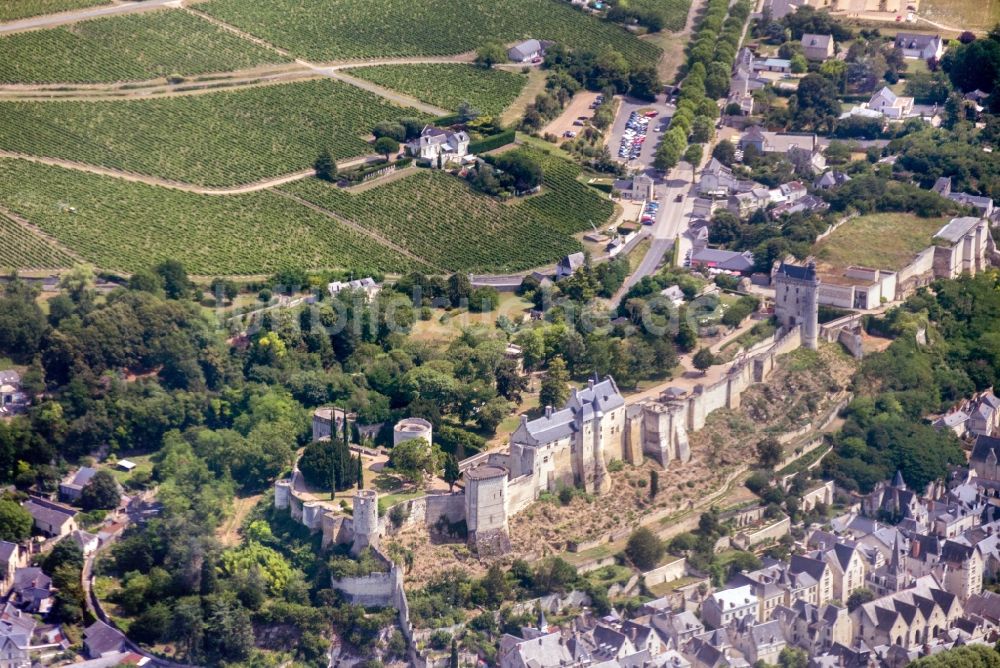 Chinon von oben - Burg Chinon in Centre-Val de Loire, Frankreich