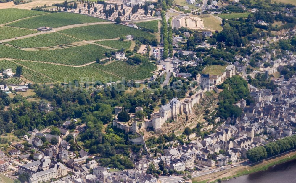 Chinon aus der Vogelperspektive: Burg Chinon in Centre-Val de Loire, Frankreich