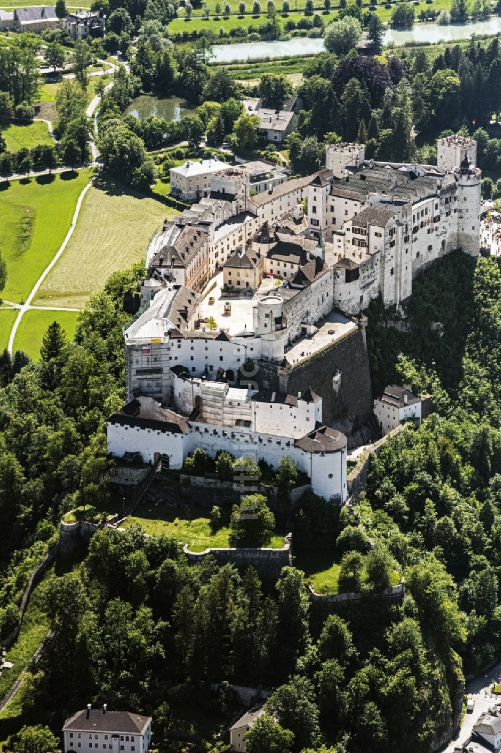 Luftaufnahme Salzburg - Burg Festung Hohensalzburg in Salzburg in Österreich