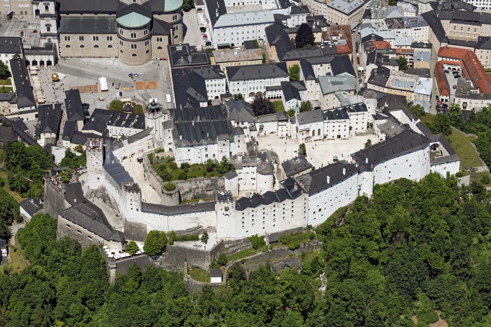 Salzburg aus der Vogelperspektive: Burg Festung Hohensalzburg in Salzburg in Österreich