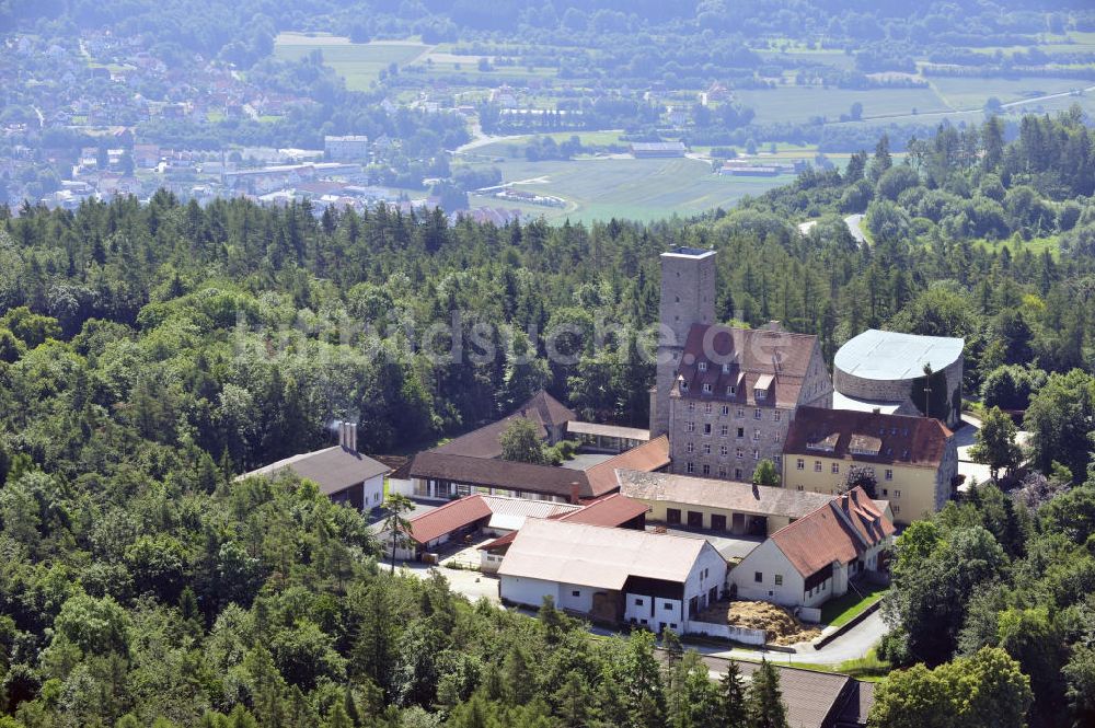 Luftaufnahme Ebermannstadt - Burg Feuerstein bei Ebermannstadt, Bayern