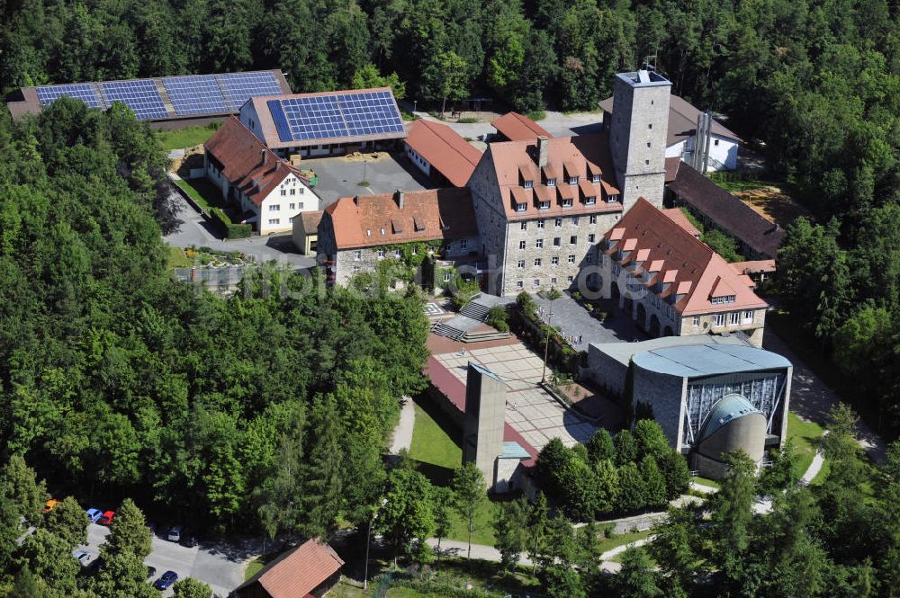 Luftaufnahme Ebermannstadt - Burg Feuerstein bei Ebermannstadt, Bayern