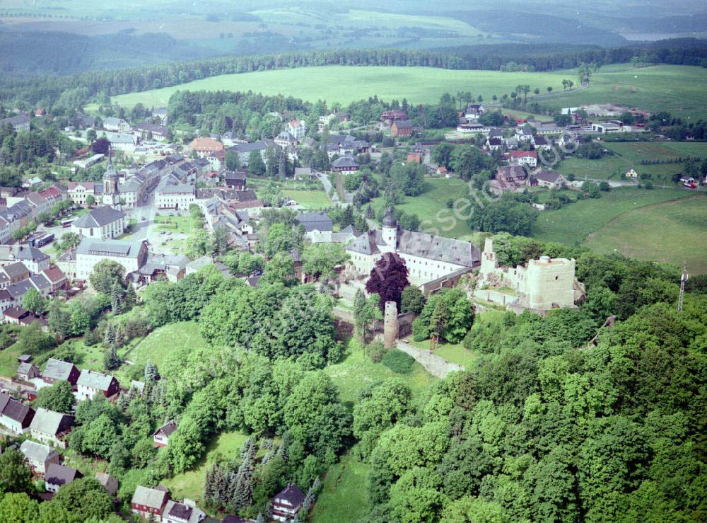 Frauenstein von oben - Burg Frauenstein mit Stadtzentrum von Frauenstein / Sachsen.