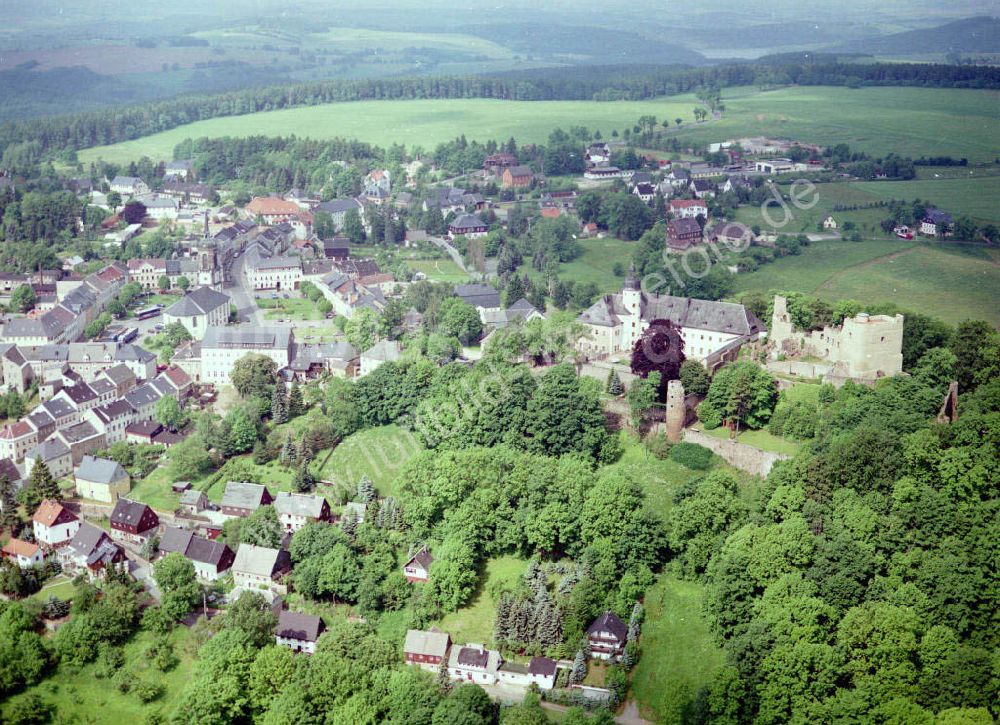 Frauenstein aus der Vogelperspektive: Burg Frauenstein mit Stadtzentrum von Frauenstein / Sachsen.