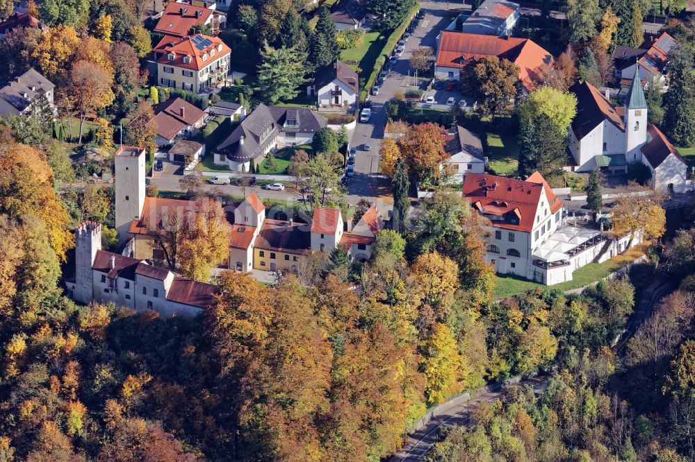 Grünwald von oben - Burg Grünwald und Schlosshotel über dem Isartal im Bundesland Bayern