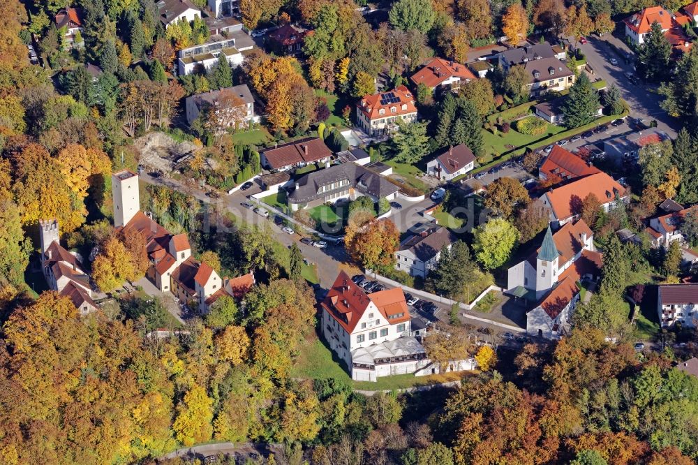 Luftaufnahme Grünwald - Burg Grünwald und Schlosshotel über dem Isartal im Bundesland Bayern