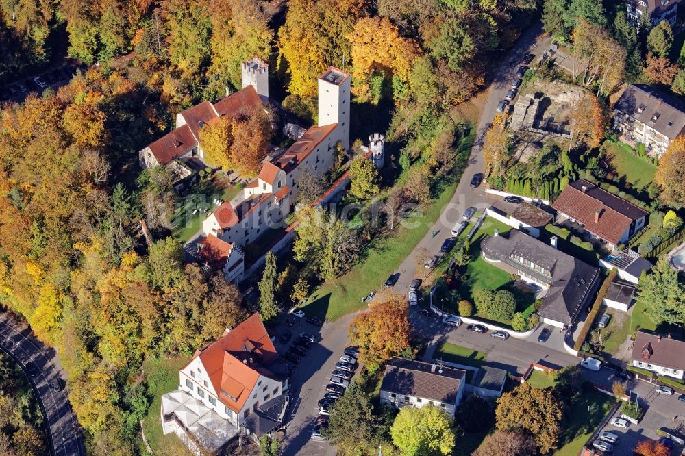 Grünwald aus der Vogelperspektive: Burg Grünwald und Schlosshotel über dem Isartal im Bundesland Bayern