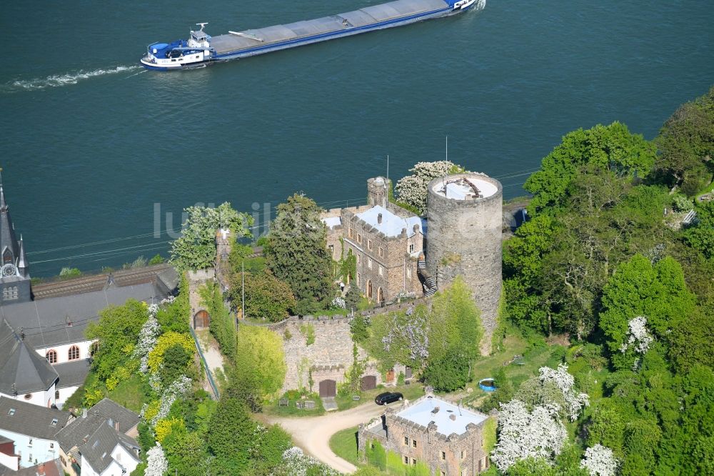 Niederheimbach von oben - Burg Heimburg (Hohneck) an der Rheinstraße in Niederheimbach im Bundesland Rheinland-Pfalz, Deutschland