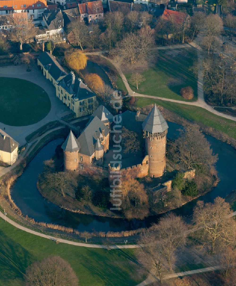 Krefeld von oben - Burg Linn in Krefeld im Bundesland Nordrhein-Westfalen