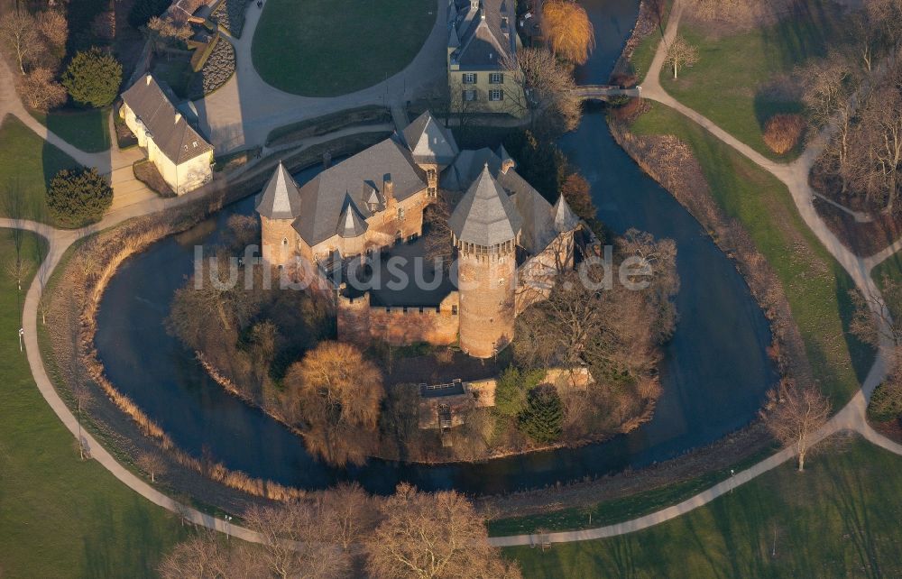 Krefeld aus der Vogelperspektive: Burg Linn in Krefeld im Bundesland Nordrhein-Westfalen