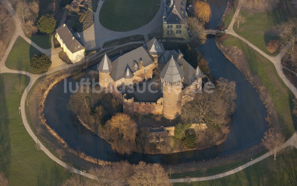 Krefeld von oben - Burg Linn in Krefeld im Bundesland Nordrhein-Westfalen