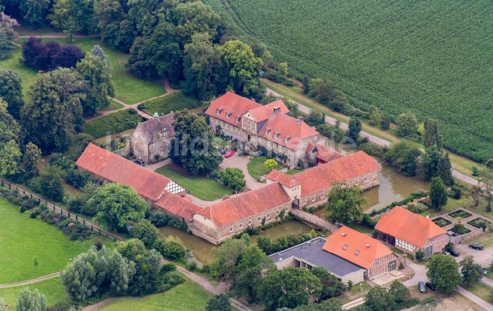 Stadthagen aus der Vogelperspektive: Burg des Rittergut Remeringhausen entlang der Heuerßer Straße in Stadthagen im Bundesland Niedersachsen, Deutschland