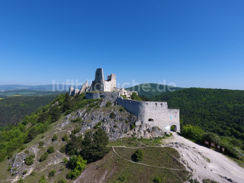 Luftaufnahme Visnove - Burg Schächtitz in Visnove in Trenciansky kraj, Slowakei