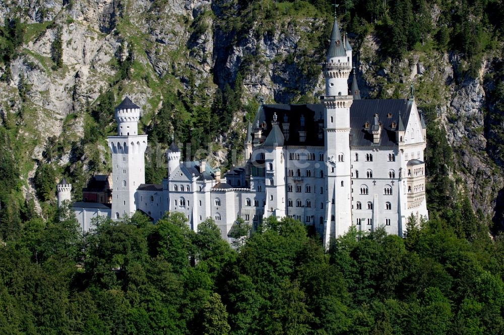 Neuschwanstein - Füssen aus der Vogelperspektive: Burg - Schloß Neuschwanstein bei Füssen in Bayern