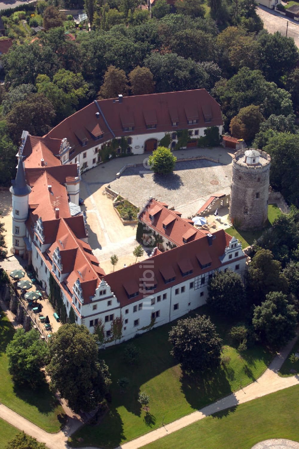 Schkopau von oben - Burg und Schlosshotel in Schkopau