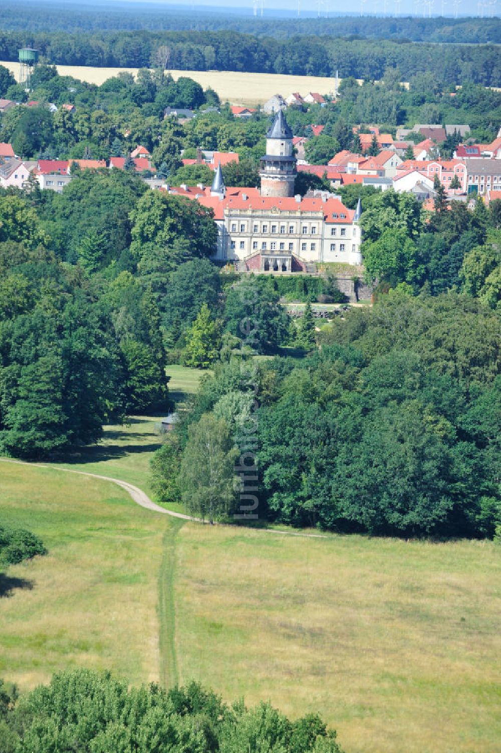 Wiesenburg von oben - Burg und den Schlosspark Schloß Wiesenburg