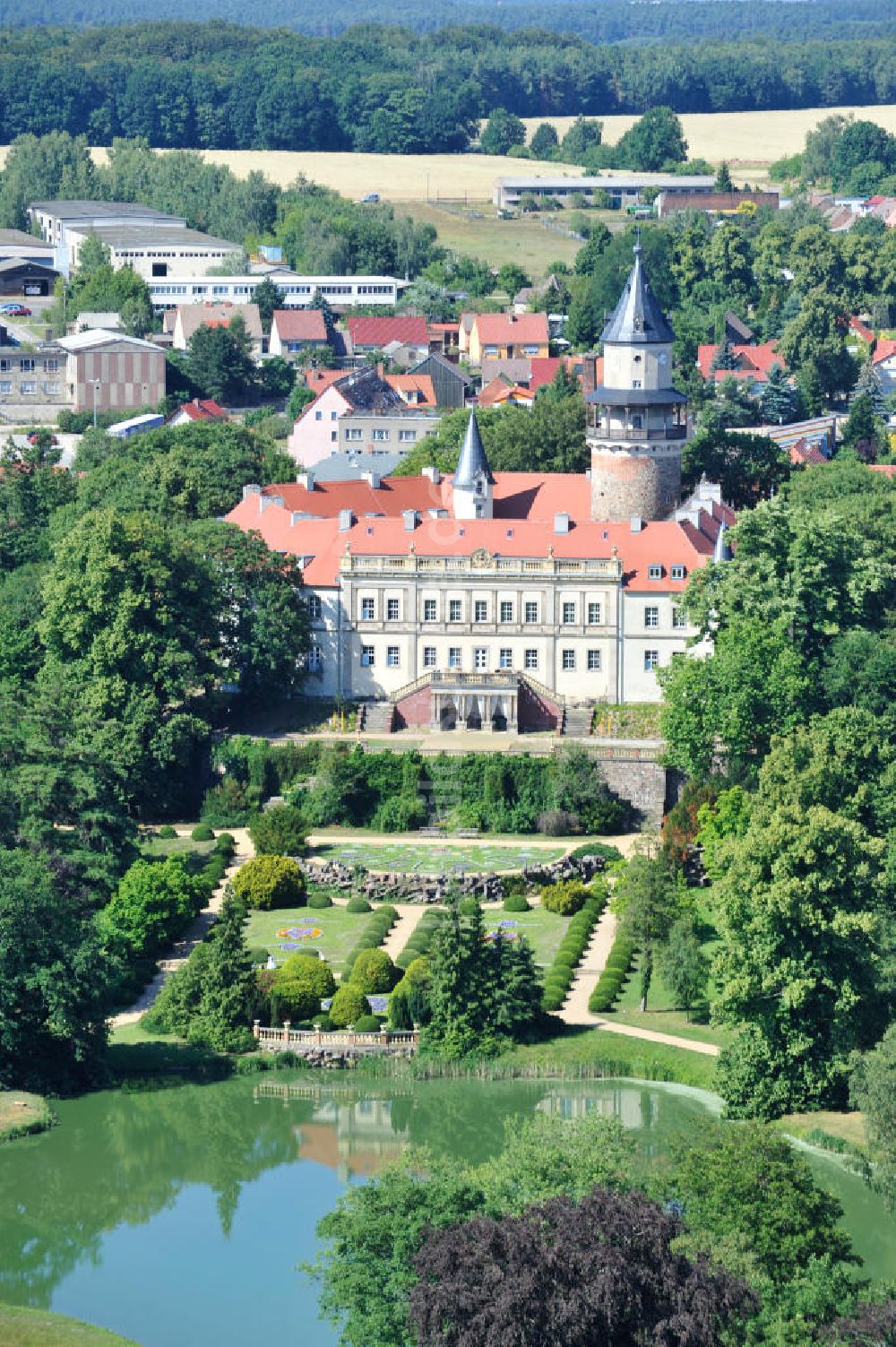 Luftaufnahme Wiesenburg - Burg und den Schlosspark Schloß Wiesenburg