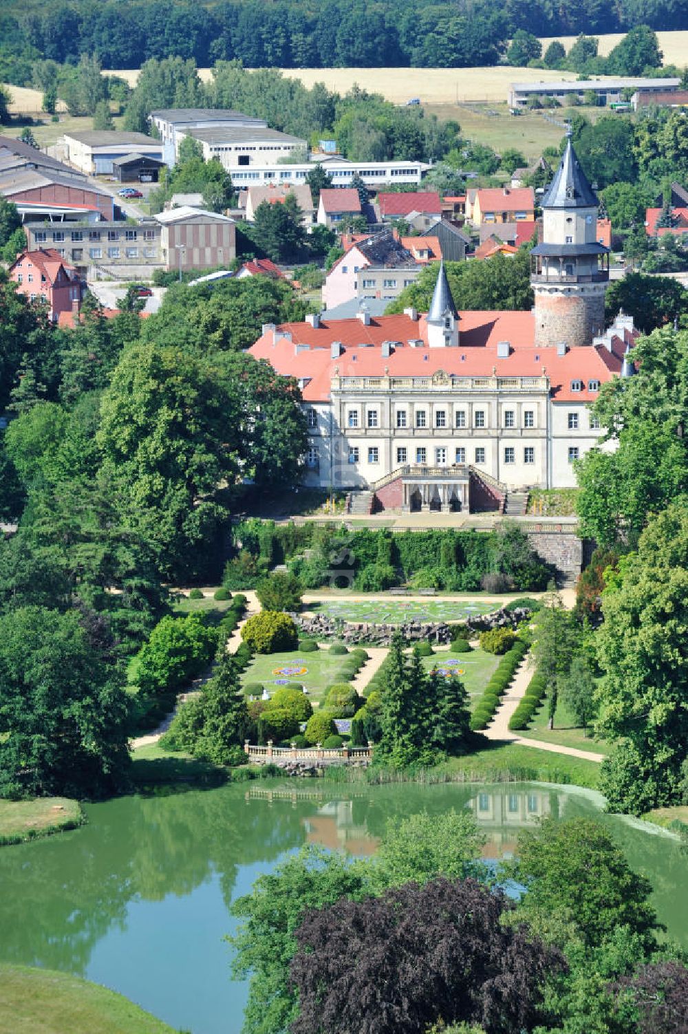 Wiesenburg von oben - Burg und den Schlosspark Schloß Wiesenburg