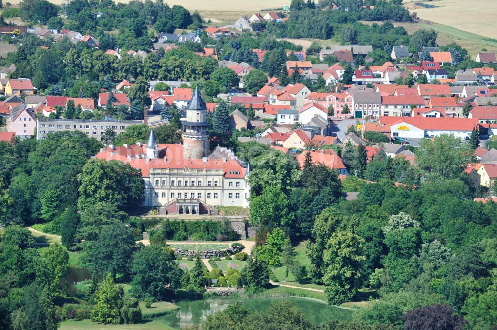 Wiesenburg von oben - Burg und den Schlosspark Schloß Wiesenburg