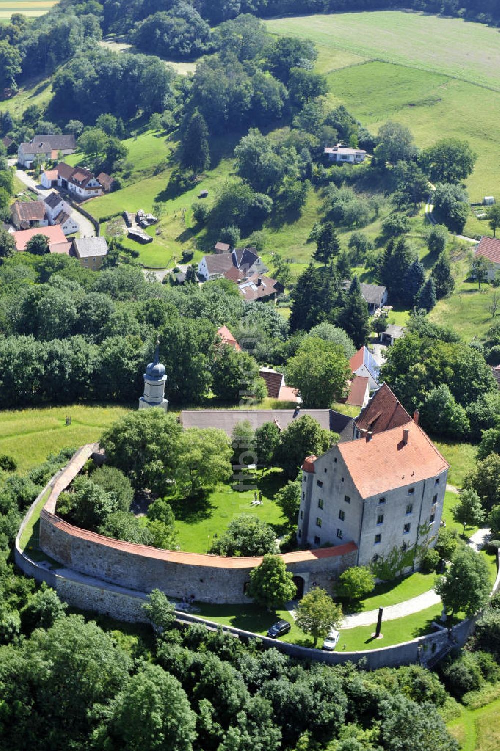 Gnotzheim von oben - Burg Spielberg in Gnotzheim, Bayern