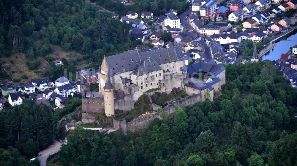 Vianden aus der Vogelperspektive: Burg Vianden in Vianden in Diekirch, Luxemburg