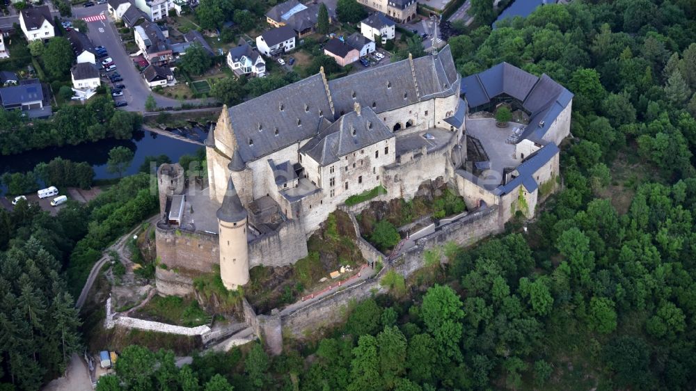 Vianden von oben - Burg Vianden in Vianden in Diekirch, Luxemburg