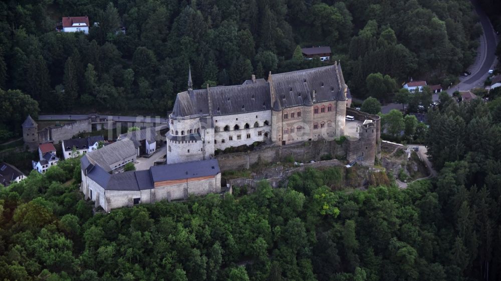 Vianden von oben - Burg Vianden in Vianden in Diekirch, Luxemburg