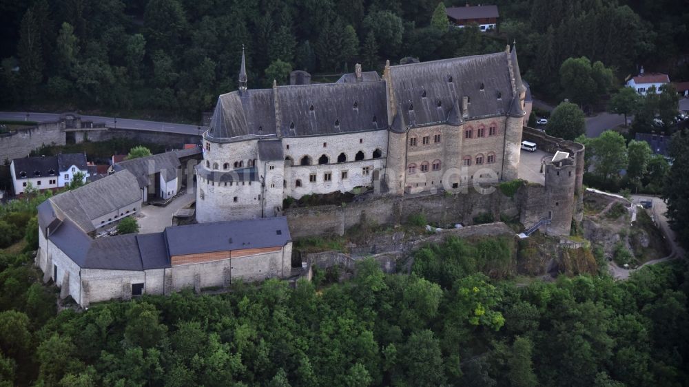 Vianden aus der Vogelperspektive: Burg Vianden in Vianden in Diekirch, Luxemburg