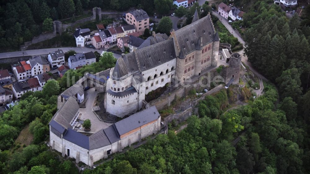 Vianden von oben - Burg Vianden in Vianden in Diekirch, Luxemburg