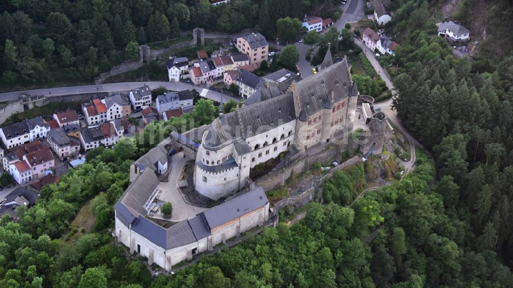 Vianden aus der Vogelperspektive: Burg Vianden in Vianden in Diekirch, Luxemburg